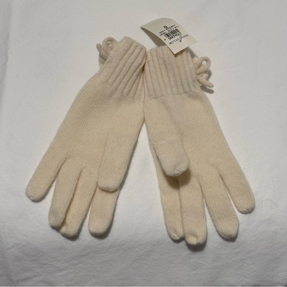 Ann Taylor Vintage Scarf🧣and Gloves - Picture 9 of 9